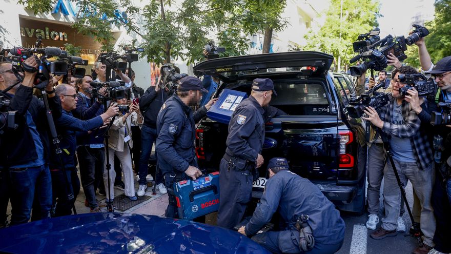 Agentes de la Policía Nacional guardan material incautado en un vehículo de la UCO durante el registro a la oficina del expresidente del Gobierno José Luis Rodríguez Zapatero este martes en Madrid. El juzgado central de instrucción número 4 de la Audiencia Nacional ha citado el próximo 2 de junio como imputado al expresidente del Gobierno, el leonés José Luis Rodríguez Zapatero por organización criminal, tráfico de influencias y falsedad en la causa que investiga supuestos cobros de comisiones ilegales en el rescate de la compañía aérea Plus Ultra. EFE/ Rodrigo Jiménez