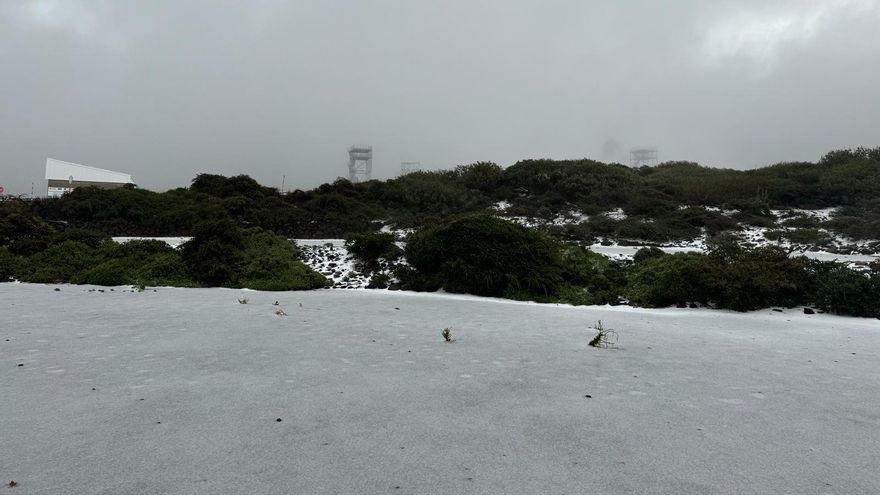 Entorno del Observatorio de Astrofísica del Roque de Los Muchachos, en las cumbres de Garafía, este sábado, con una capa de nieve.