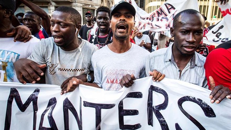 Manteros durante una manifestación en el centro de Barcelona contra las medidas de control policial adoptadas contra la venta ambulante por los cuerpos de la Guardia Urbana, Mossos d Esquadra y Policía Portuaria.