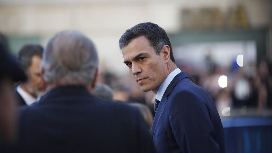 Archivo - El presidente del Gobierno, Pedro Sánchez, y Don Juan Carlos I a la salida del acto conmemorativo del 40º aniversario de la Constitución de 1978.