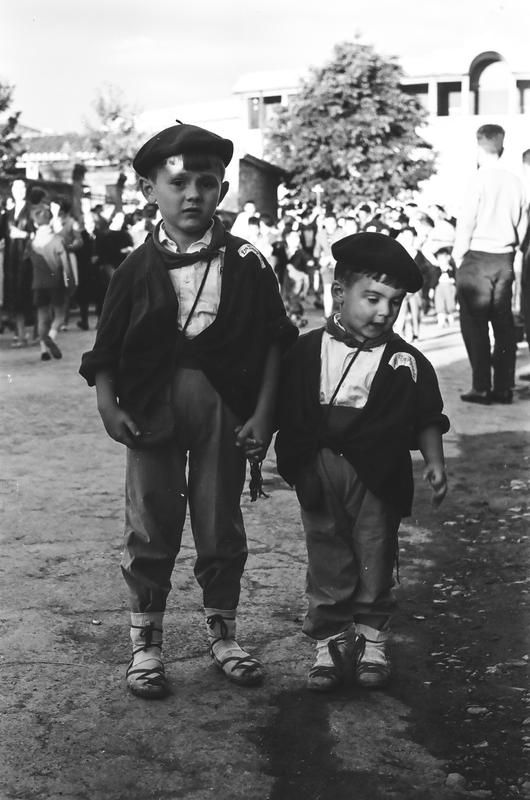 Dos niños, vestidos de blusa, en 1960