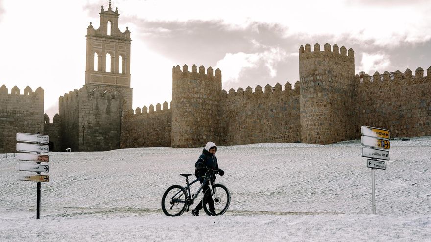 Vista de la zona de la muralla en la ciudad de Ávila cubierta por la nieve caída durante la madrugada de este miércoles