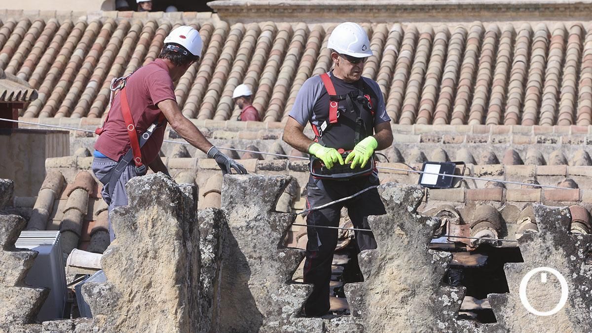 Comienzan los trabajos de restauración en la capilla incendiada en la Mezquita Catedral