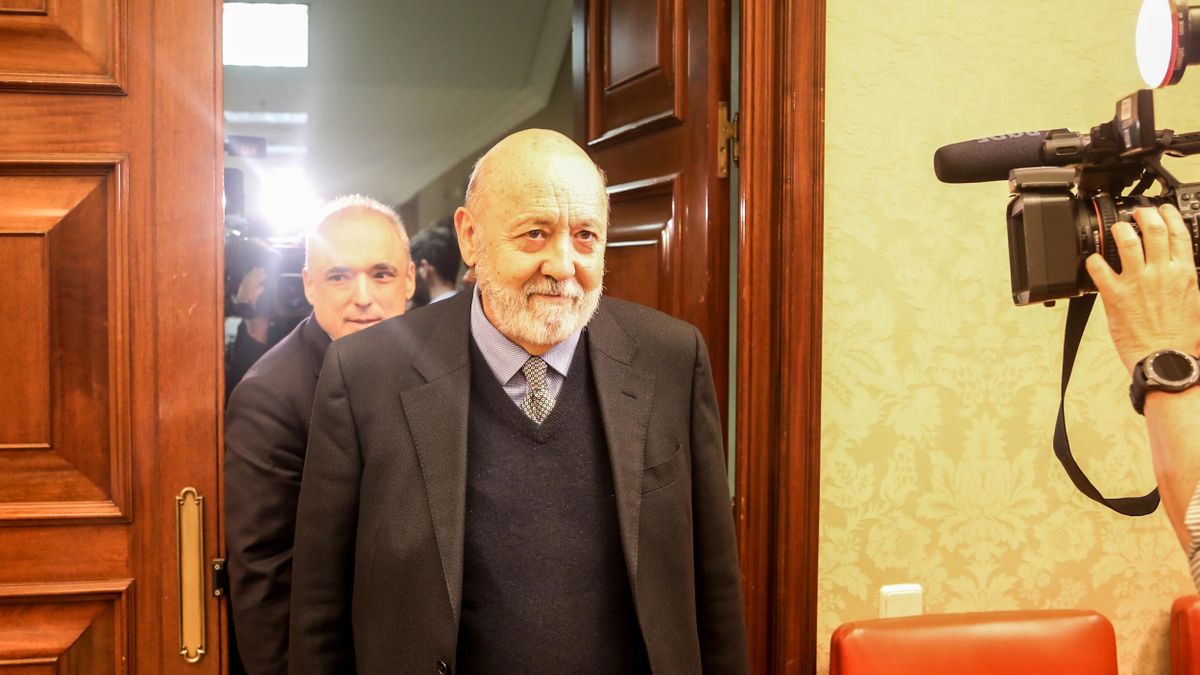 El presidente del Centro de Investigaciones Sociológicas (CIS) , José Félix Tezanos, llega a una comparecencia en el Congreso. Detras, el secretario generl del Grupo Socialista, Rafael Simancas