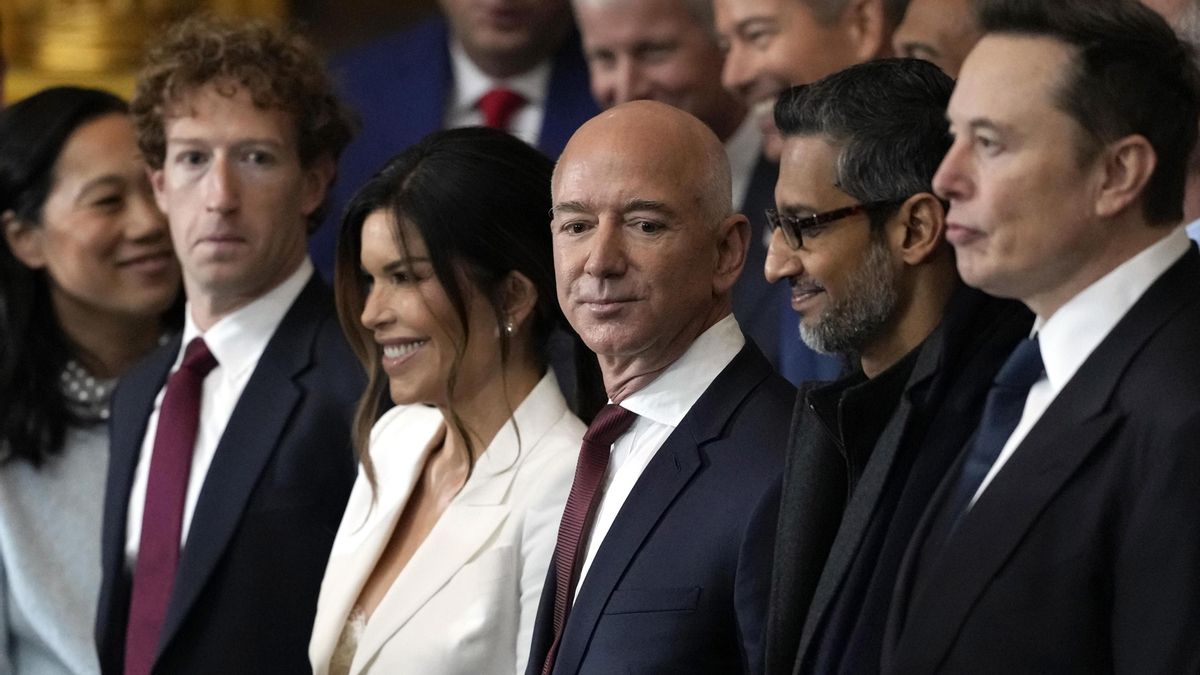 Mark Zuckerberg (Facebook), Jeff Bezos (Amazon), Sundar Pichai (Google) y Elon Musk (Twitter) en la ceremonia de investidura de Trump en enero de 2025.