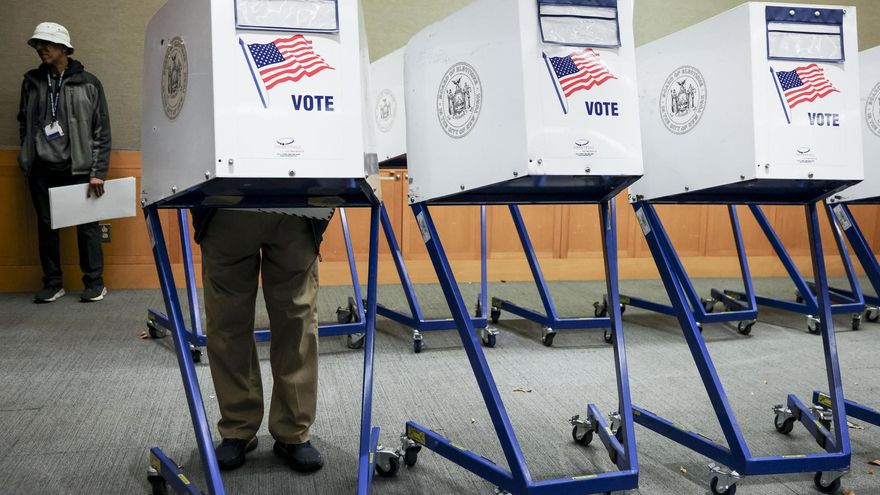 Votantes en un colegio electoral durante las elecciones presidenciales de Estados Unidos este martes 5 de noviembre.
