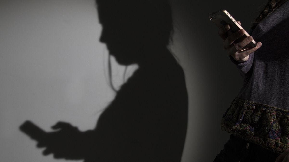 Denunciar una violación puede acabar en deportación: la ley no protege a las víctimas de violencia sexual sin papeles