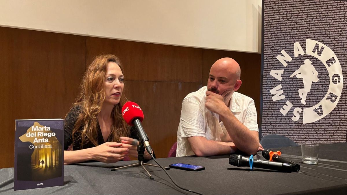 Marta del Riego Anta presentando su última novela en la feria literaria más famosa de Asturias.