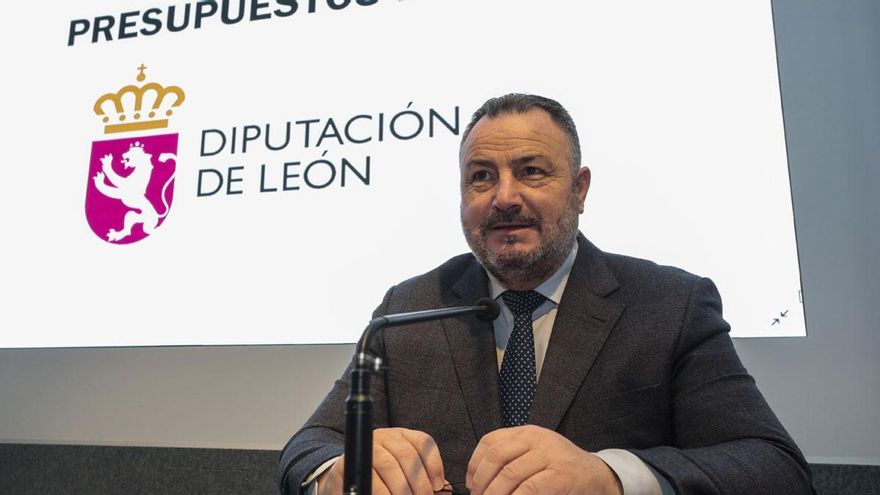 Eduardo Morán con el logo que mutila al León que impuso Isabel Carrasco.
