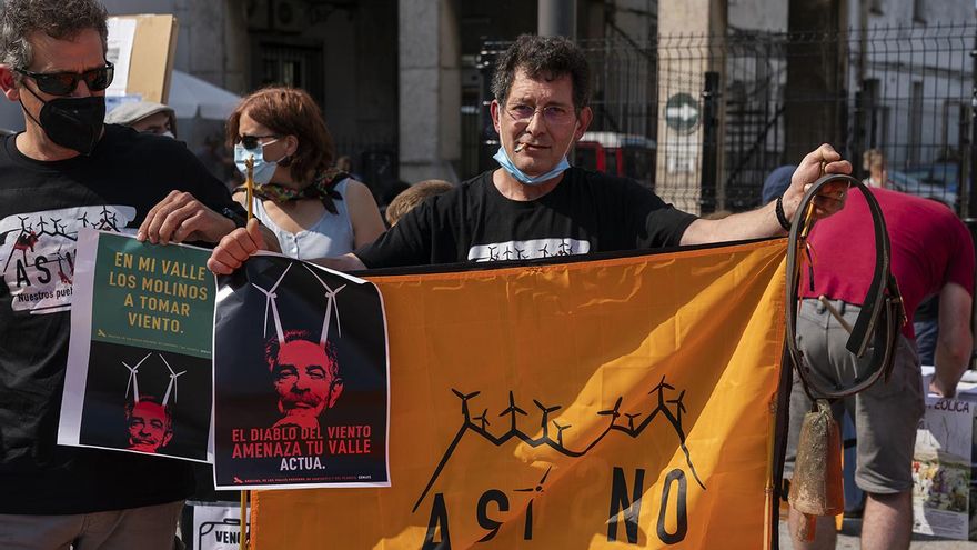 Manifestantes portan un cartel con la imagen de Revilla calificándolo de "diablo".