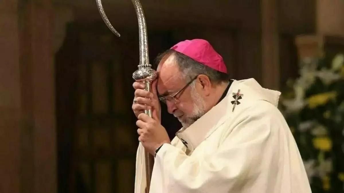 El arzobispo de Oviedo gana el 'Ladrillo Rosa' de la asociación Xega: "Se lo merece por sus ataques al colectivo LGTBIAQ+"