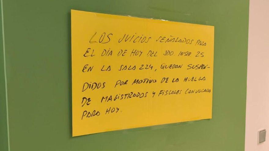 Cartel en la puerta de un juzgado.