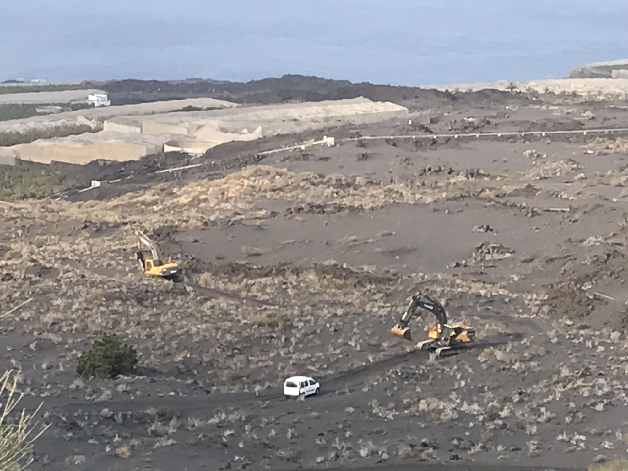 Zona donde  las retroexcadoras han comenzado este martes los movimientos de tierra. Puerto Naos y sus alrededores quedaron incomunicados con la parte norte de la Isla debido a la llegada de la colada del volcán de Cumbre Vieja al mar, que cubrió las tres vías que hasta entonces permitían esta conectividad