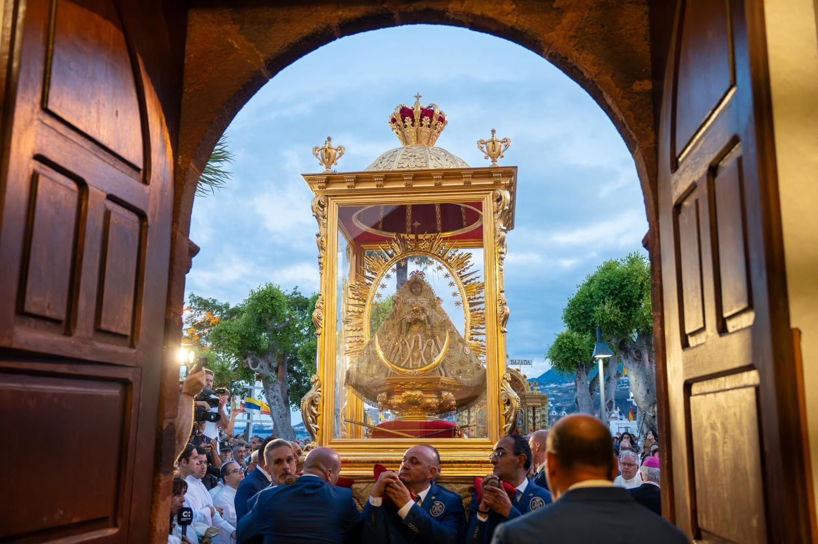 Miles de personas acompañan a la Virgen de las Nieves hasta la iglesia de La Encarnación.