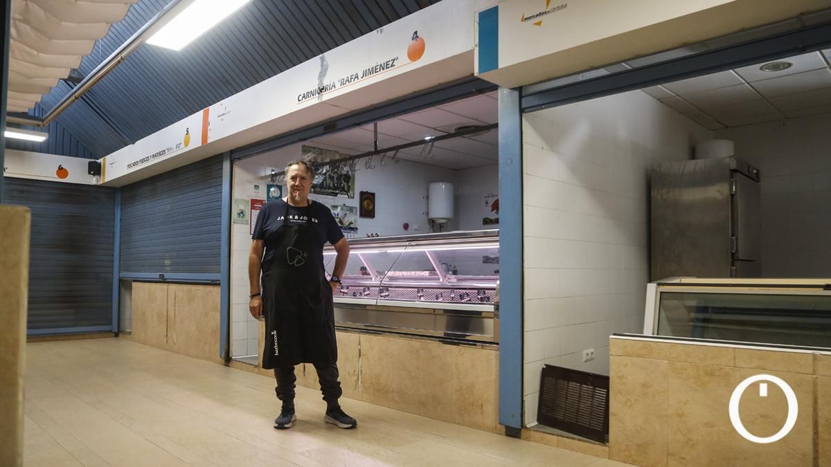 "Toda mi vida está aquí": la lucha del último tendero por mantener abierto un mercado en Córdoba