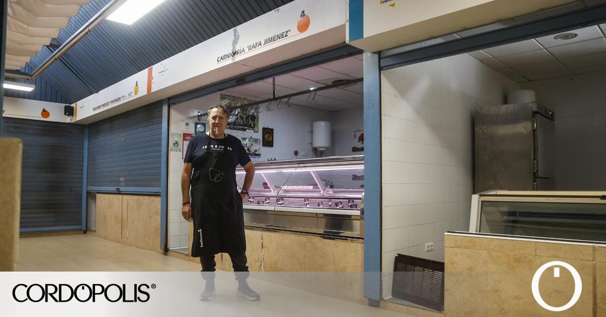 “Toda mi vida está aquí”: la lucha del último tendero por mantener abierto un mercado en Córdoba