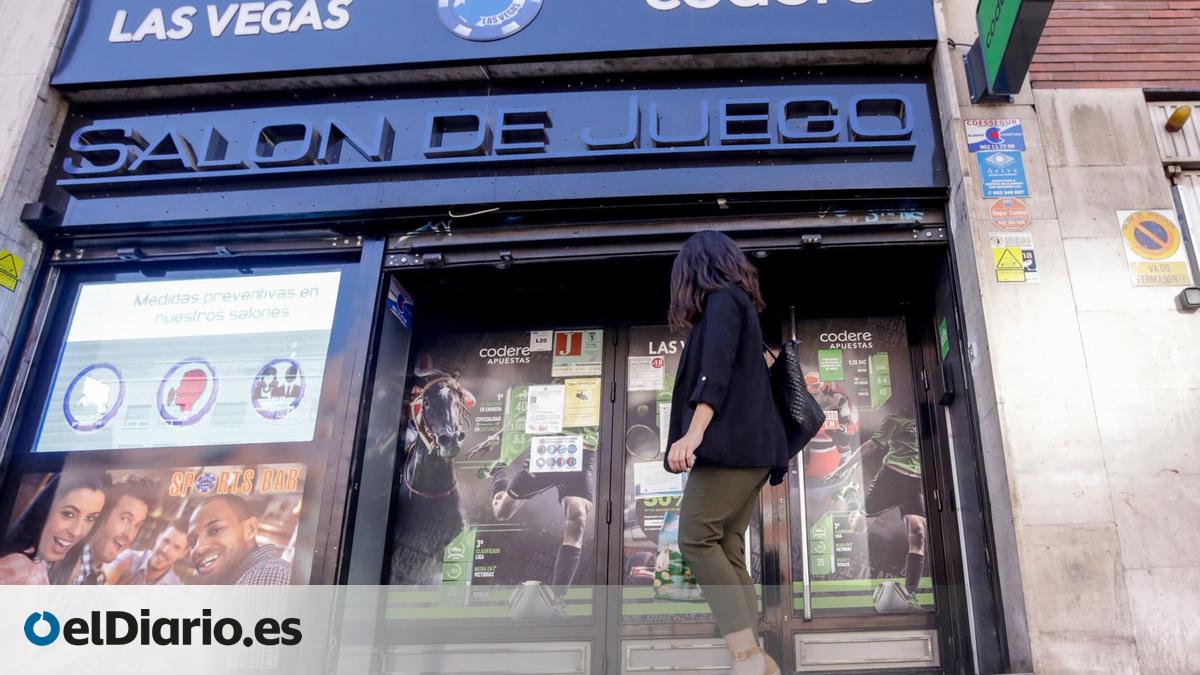Las casas de juegos y apuestas siguen cercando a los centros educativos en Canarias pese a estar prohibido