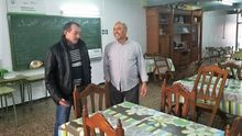 Ahmed Zarraouk junto con un usuario del comedor.
