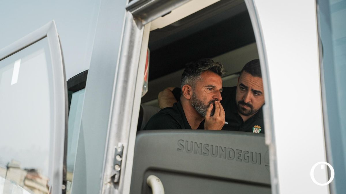 Ania, en la llegada del Córdoba CF tras su partido en Oliva