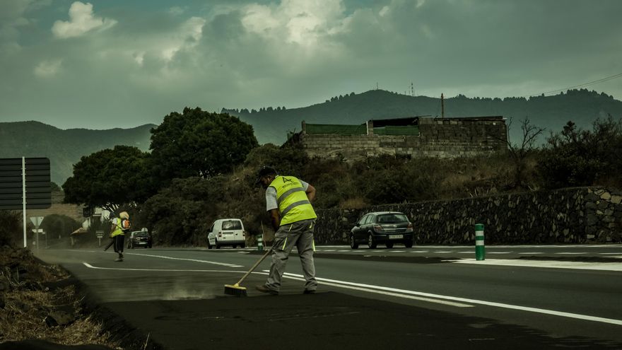 Labores de limpieza de ceniza en las carreteras de La Palma este martes. / FOTO: ANKOR RAMOS