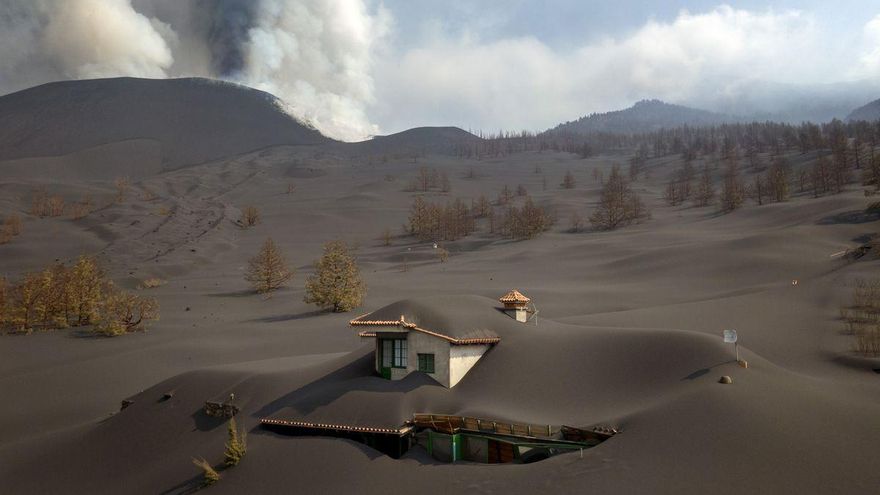 Casa sepultada por la ceniza a los pies del volcán