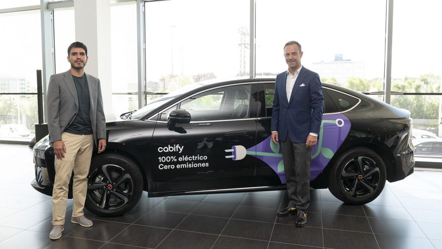 Los firmantes del acuerdo, junto a un Mobilize Limo ya rotulado por Cabify.