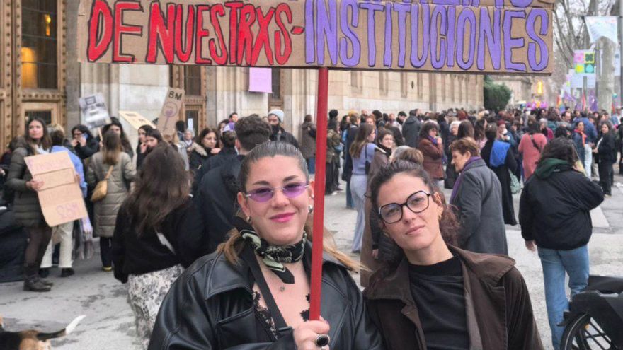 Natalia y Juliana, en la manifestación del 8M de Barcelona: "Reivindicamos tener espacios libres de misoginia para todes".