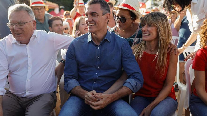 Sánchez hace campaña con Begoña Gómez y pide aglutinar el voto en el PSOE frente a "la guerra sucia" de las derechas