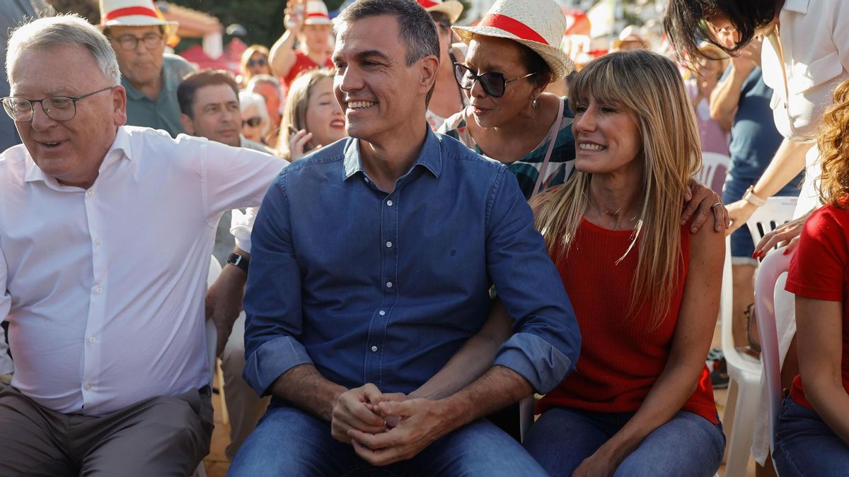 Pedro Sánchez y Begoña Gómez, en un mitin del PSOE este miércoles en Benalmádena