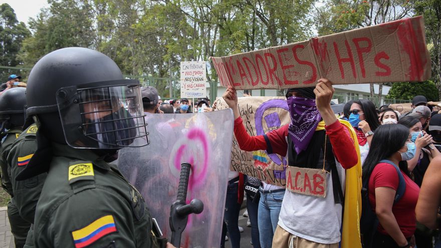 Manifestantes discuten con policías el viernes 14 de mayo de 2021, en Popayán (Colombia). 