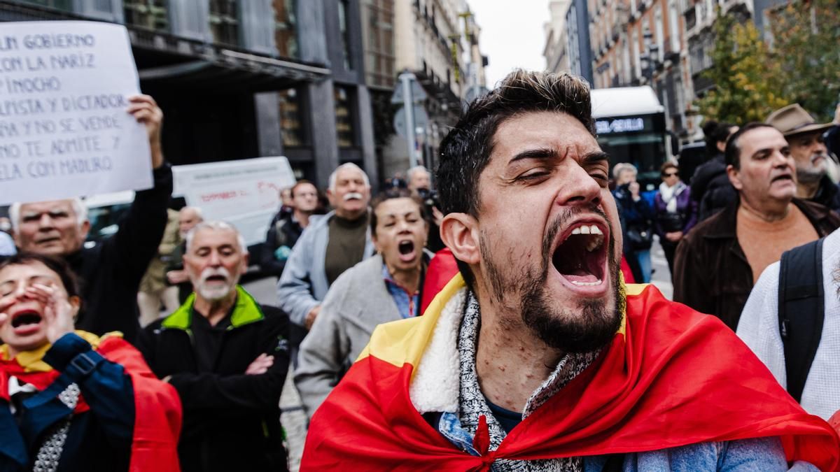 Un manifestante grita a la entrada de Pedro Sánchez en el Congreso de los Diputados  el 15 de noviembre de 2023