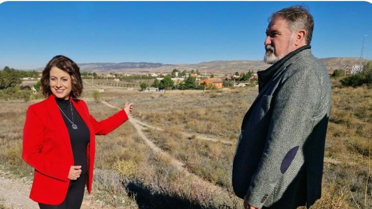 Enma Buj, alcaldesa de Teruel, mostrando los terrenos para edificar viviendas