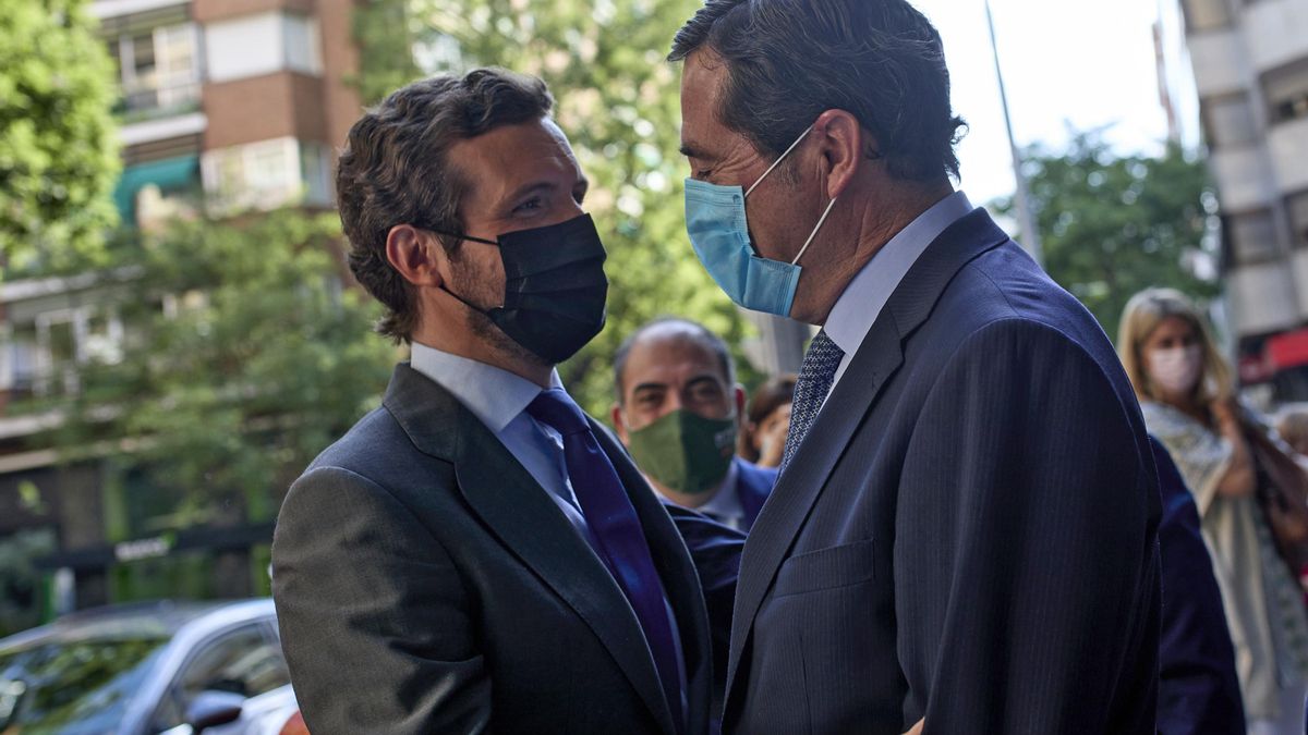 El líder del PP, Pablo Casado, saluda al presidente de CEOE, Antonio Garamendi, a su llegada al Curso de Verano 'El futuro de los autónomos y emprendedores en la era Post-Covid', a 1 de julio de 2021, en la Universidad Rey Juan Carlos, Madrid, (España).