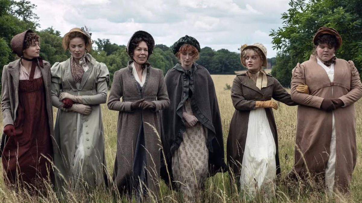 Olivia Colman y elenco en una imagen que trascendió de las primeras grabaciones de la miniserie "Orgullo y prejuicio".
