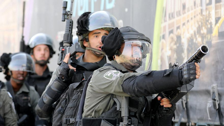 Agentes de policía durante una protesta en un 'checkpoint' en Huwara, en mayo de 2022. REUTERS/Raneen Sawafta.