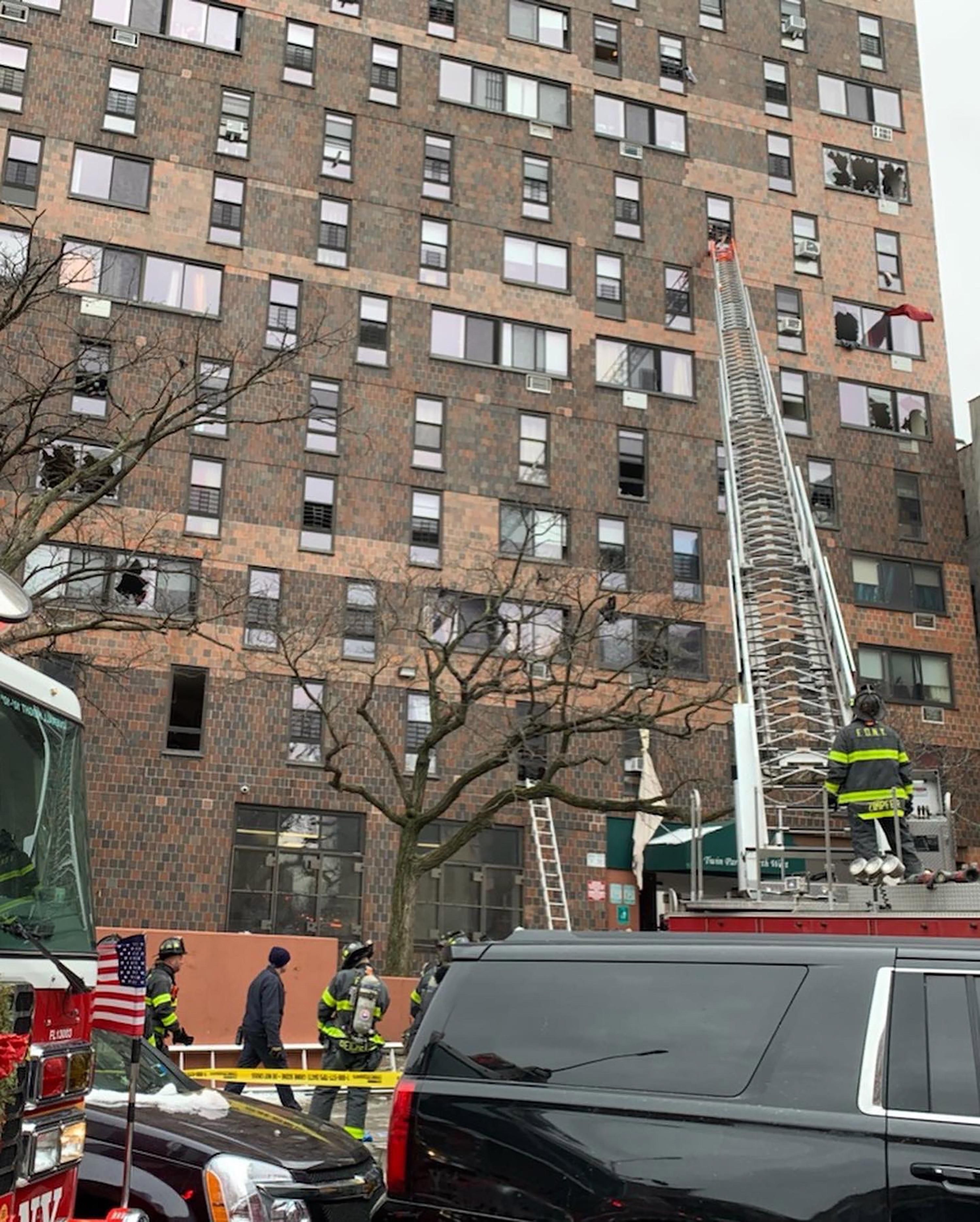Fotografía cedida por el Departamento de Bomberos de la ciudad de Nueva York que muestra los esfuerzos de algunos bomberos que respondieron a un incendio de un apartamento en el Bronx, Nueva York. EFE/EPA/FDNY