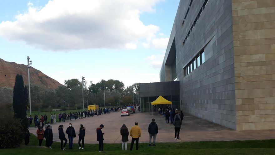 Fila de logroñeses esperando para hacerse el cribado masivo en Riojaforum