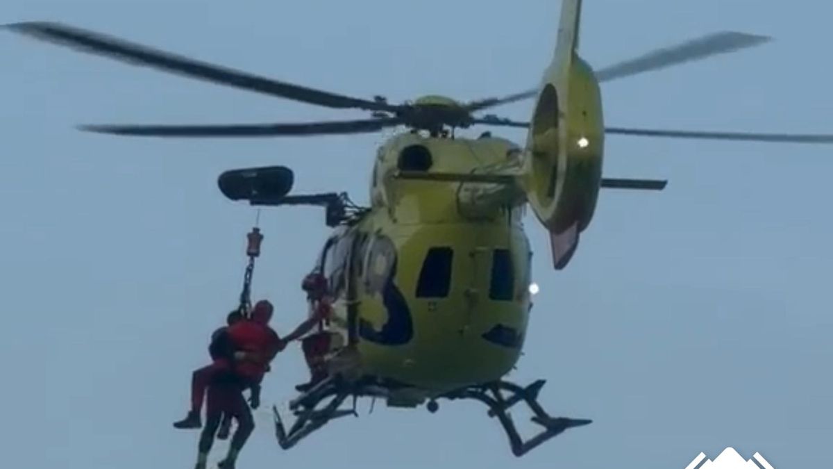 Rescatan a dos menores y dos adultos en apuros para salir del agua por el fuerte oleaje en una playa asturiana