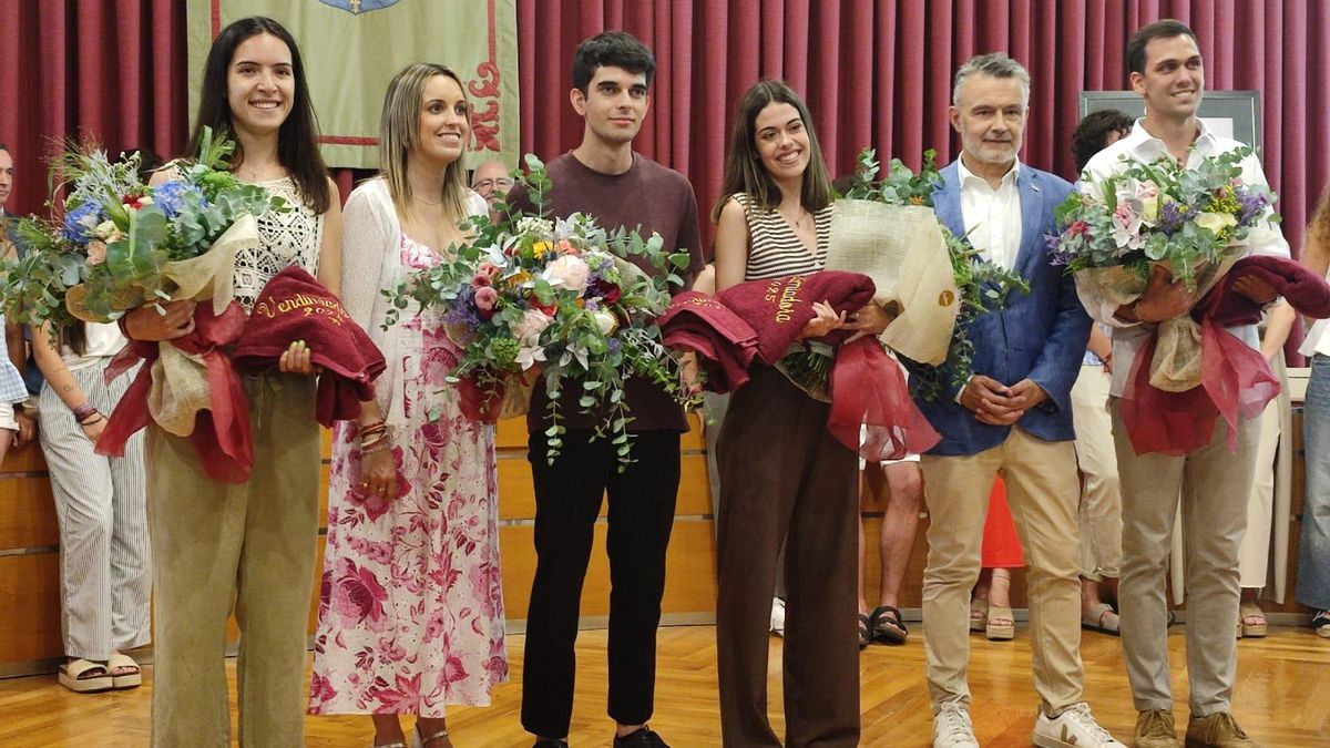 Judith Duro de Francisco y David Schubert Yáñez, recién elegidos vendimiadores con el alcalde Conrado Escobar y los vendimiadores del último año