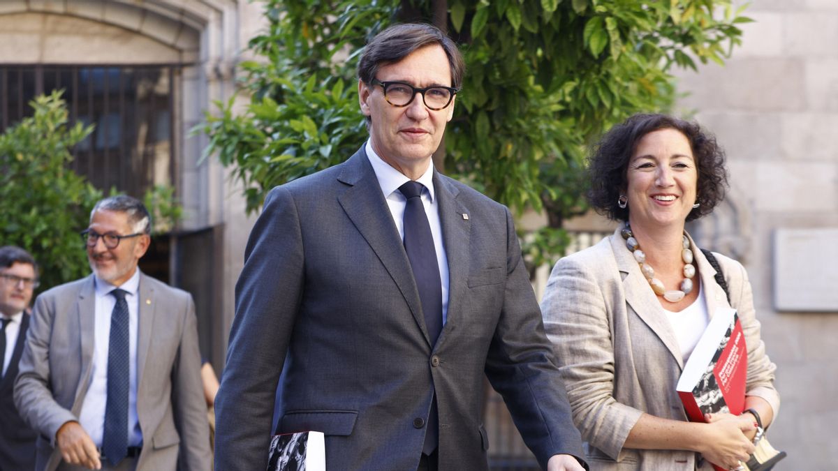 El presidente de la Generalitat, Salvador Illa, acompañado de la consellera de Economía y Finanzas Alicia Romero, se dirige a la reunión extraordinaria celebrada este viernes para aprobar el proyecto de presupuestos de la Generalitat para este año, tras cerrar un acuerdo con ERC y Comuns. EFE/ Quique Garcia