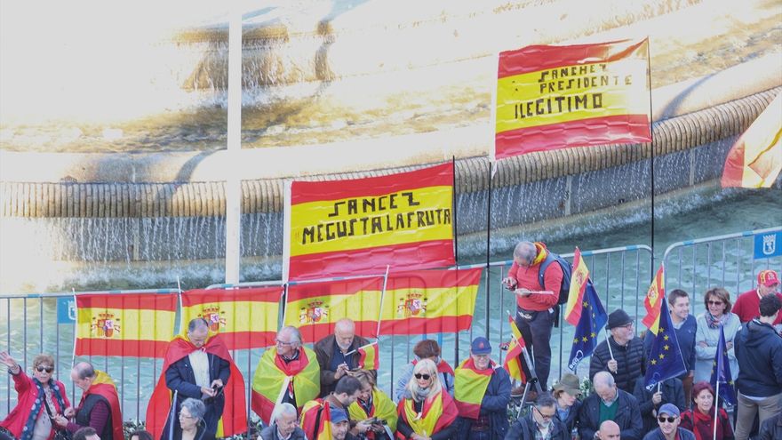 Varias personas durante una manifestación contra la amnistía, en Cibeles, a 18 de noviembre de 2023, en Madrid