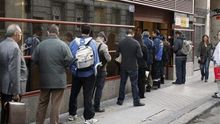 Cola ante una oficina de empleo, en una imagen de archivo.