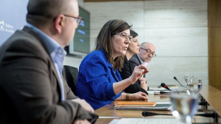 El director del Área de Salud de La Rioja, Alberto Lafuente (i) acompañado por la consejera riojana de Salud, Sara Alba (2i), el director general de Salud Pública, Enrique Ramalle (4i) y la delegada del Gobierno en La Rioja, María Marrodán (3i), durante la conferencia de prensa este sábado sobre la evolución del coronavirus en esta comunidad, donde hay 39 casos confirmados.