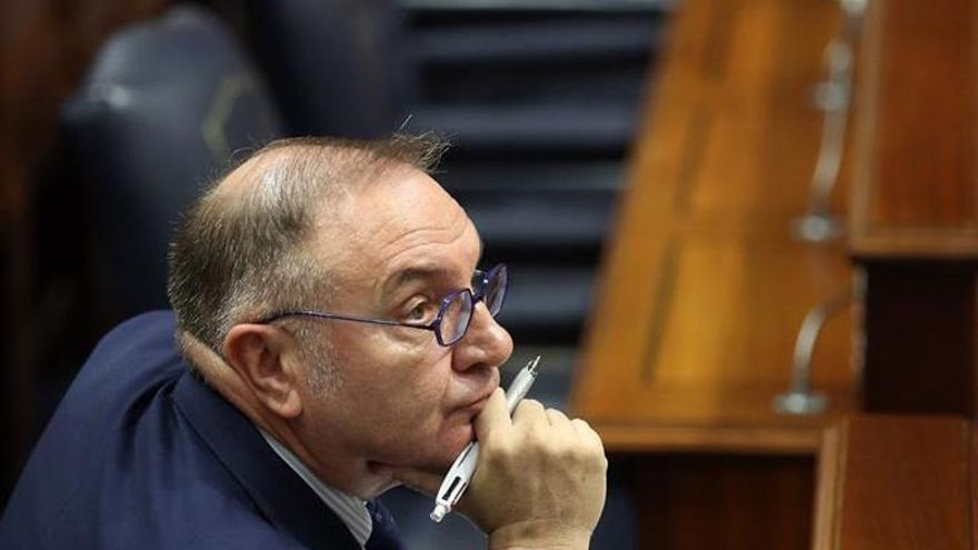 José Manuel Baltar, consejero de Sanidad, en el Parlamento de Canarias. (EFE)
