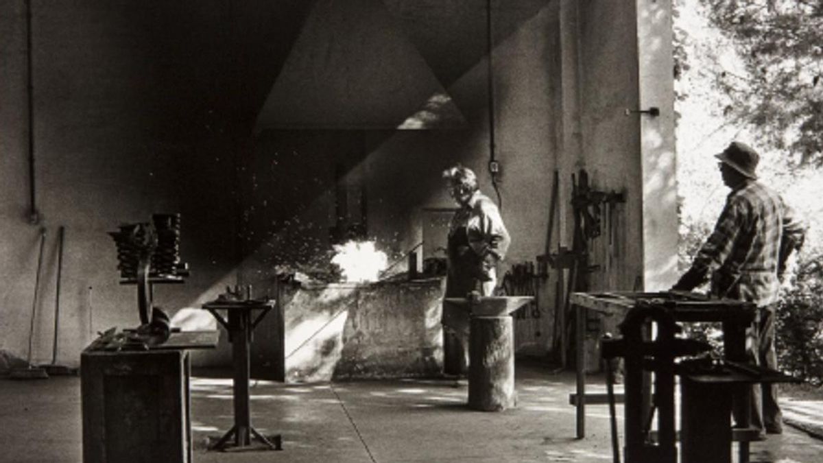 El escultor canario Martín Chirino, y su colaborador y asistente personal durante más de cuatro décadas, Rafael Monagas.