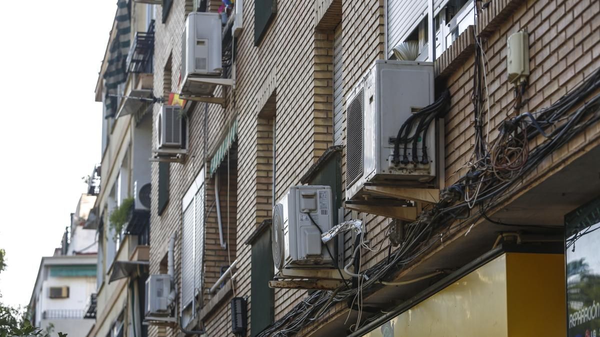 Fachada de edificio con aires acondicionados en Córdoba