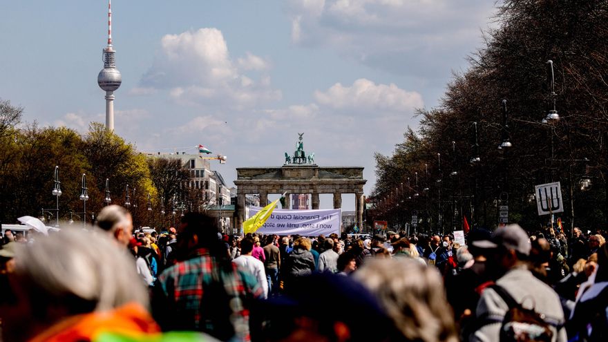 Protesta convocada el miércoles en Berlín contra las restricciones impuestas por el Gobierno alemán para frenar la pandemia. EFE/EPA/FILIP SINGER