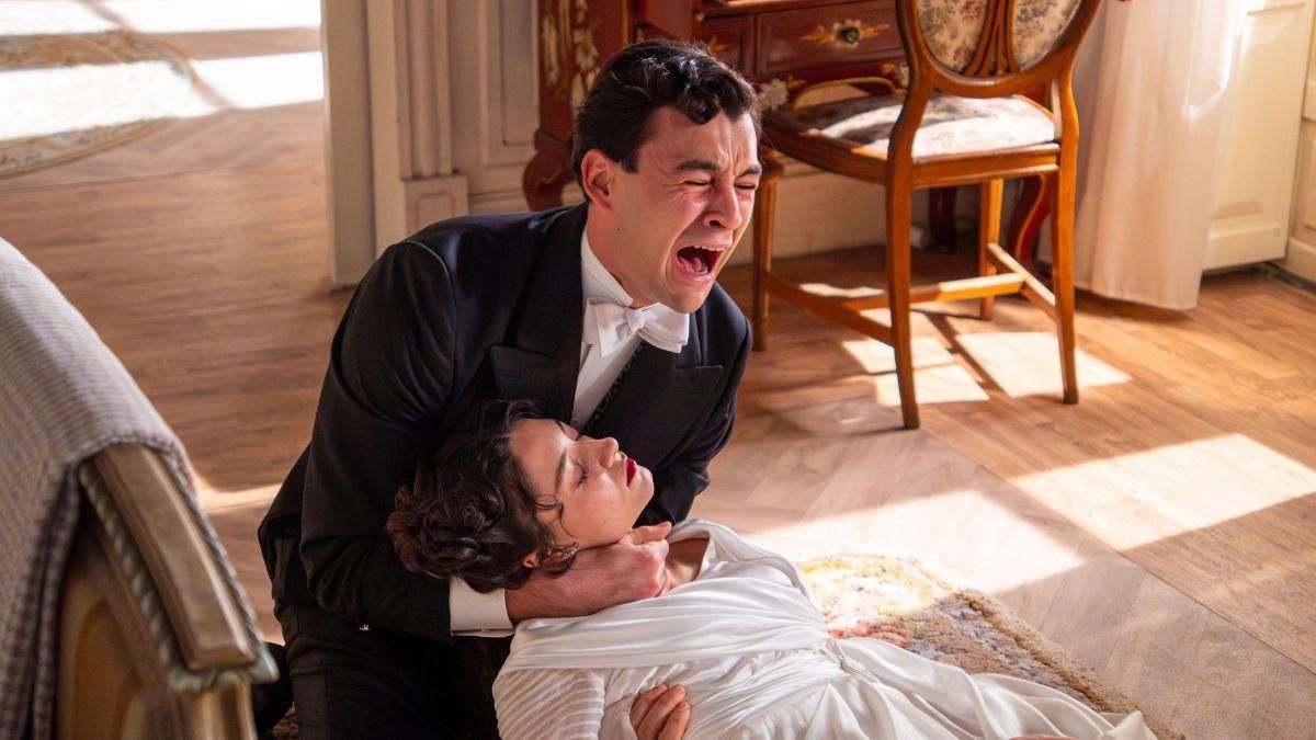 Curro encuentra a Ángela inconsciente en su habitación