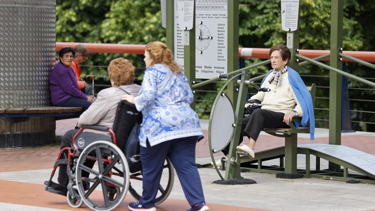 Una persona mayor realiza ejercicio en un parque de Bilbao