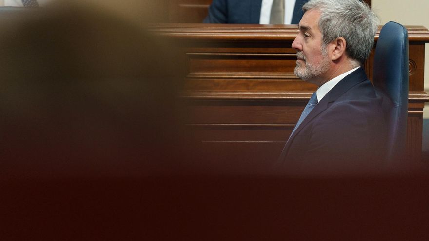 Fernando Clavijo se pone a repartir collares